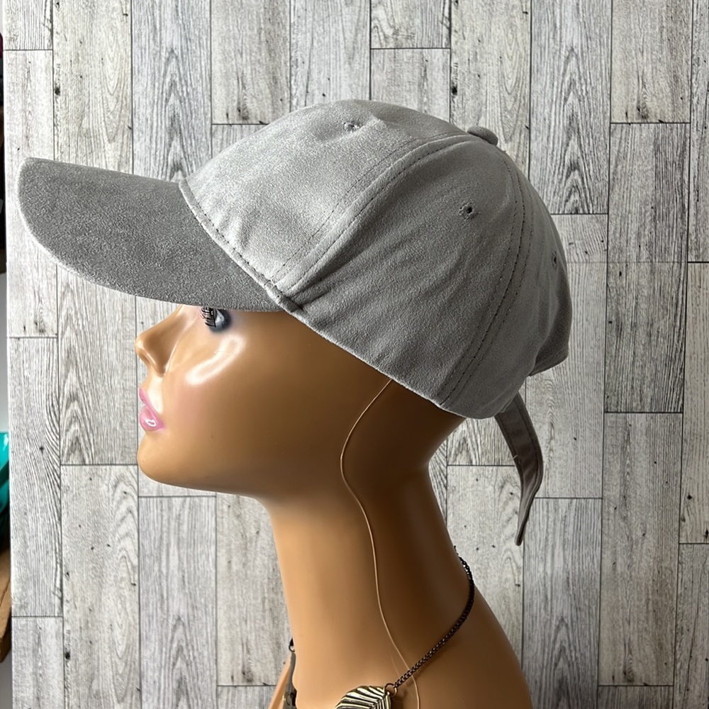Hat With adjustable strap - Picture 6 of 10